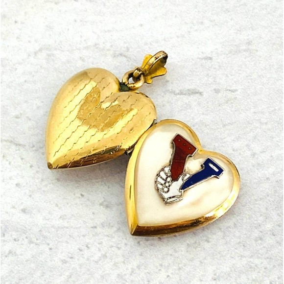 Vintage Victory Sweetheart Locket Gold Filled WWII Enameled Hand Holding V MOP - Picture 3 of 6